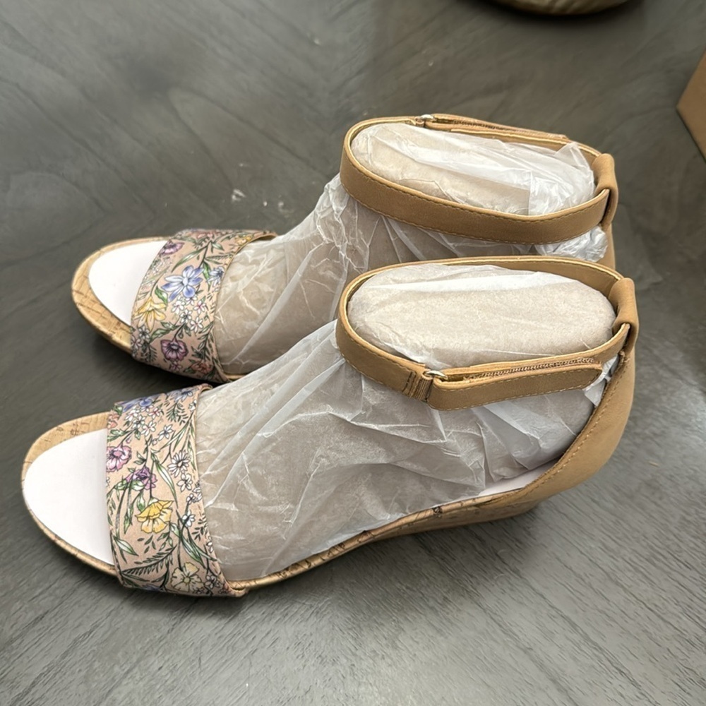 NATURALIZER Areda Ankle Strap Wedge Sandals - Picture 6 of 6